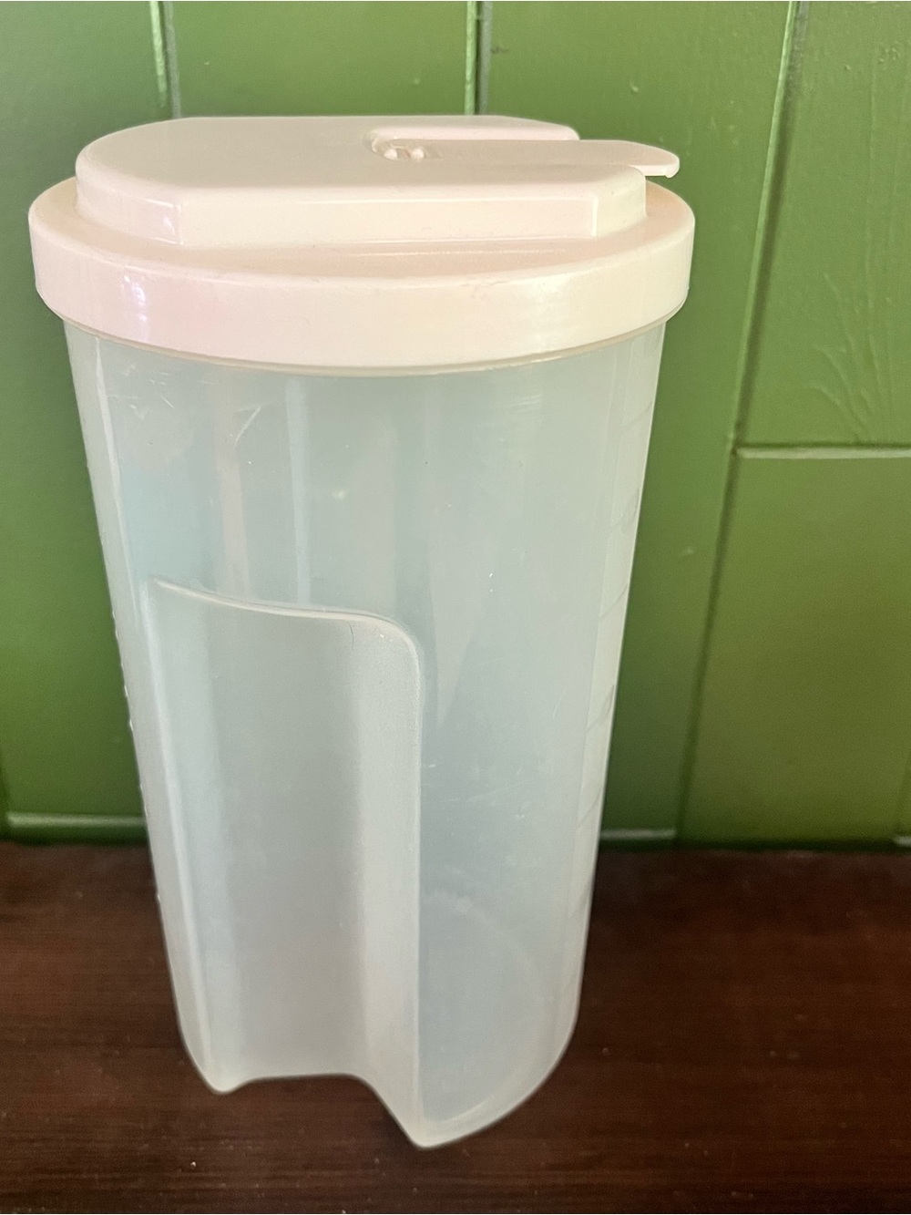 Vintage Rubbermaid 2 Qt Ez Grip Servin Saver Juice Drink Bottle Pitcher with lid